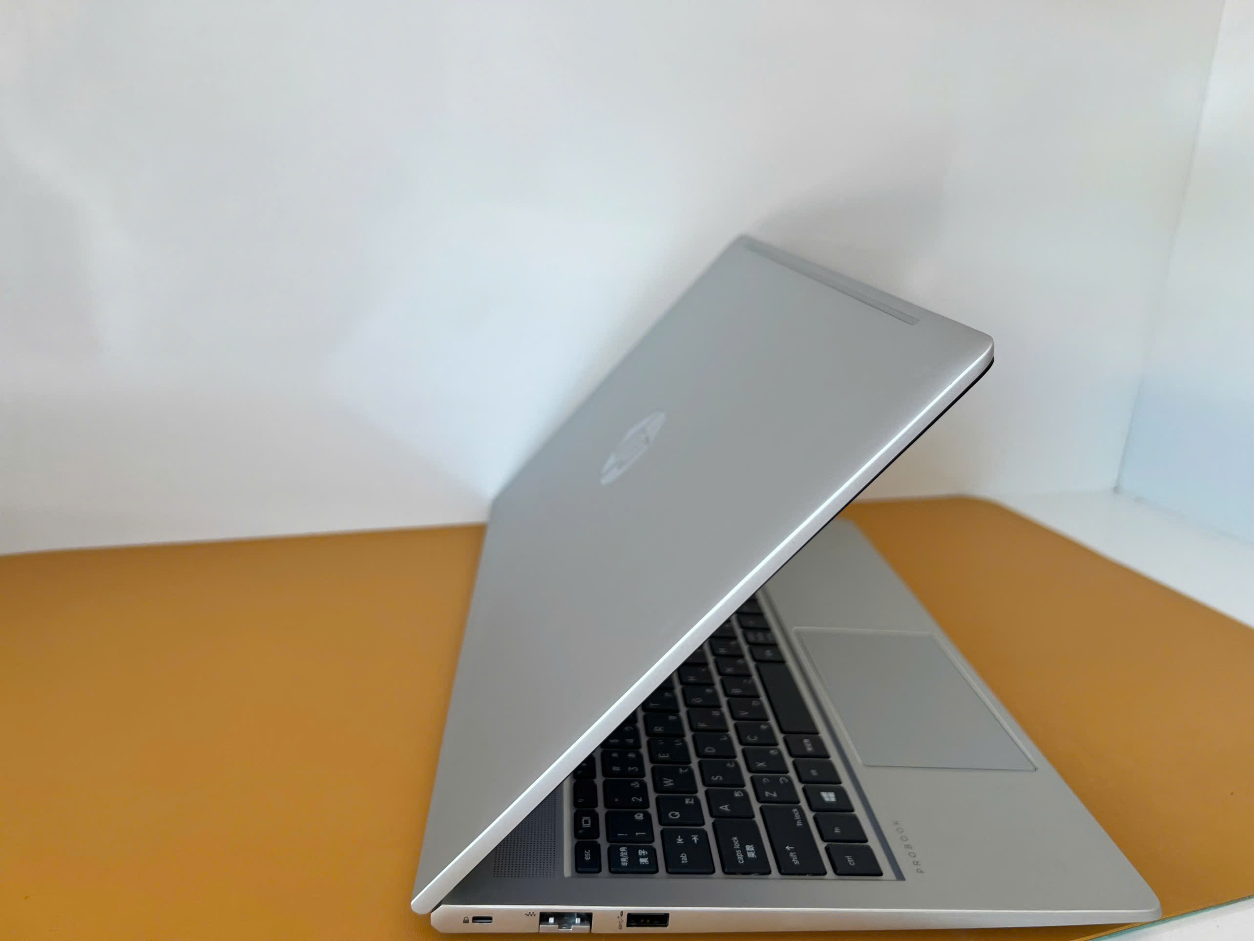hp 450 G8 side.jpg
